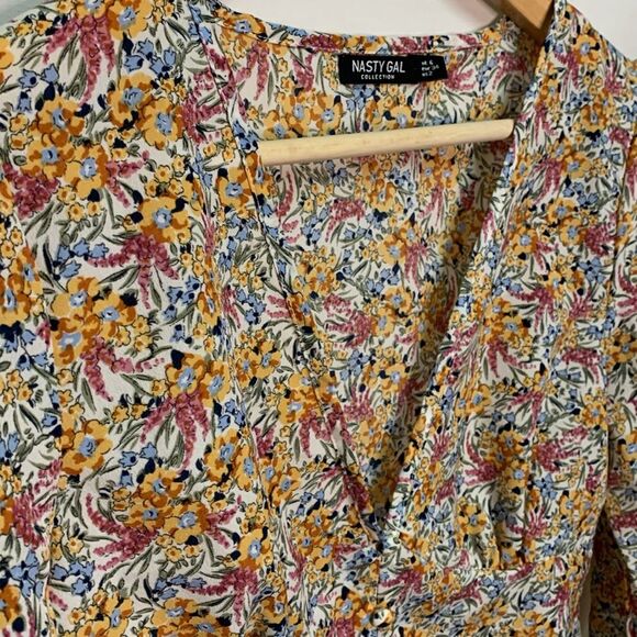 Nasty Gal Multicolored Floral V-Neck Button Front Top Size 2 - Picture 3 of 9